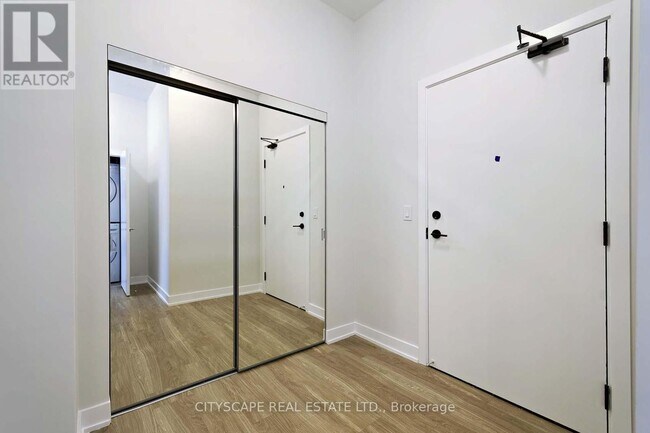 Photo du bâtiment - 430-430 Square One Dr