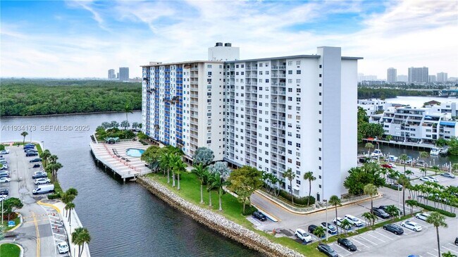 Foto del edificio - 400 Kings Point Dr