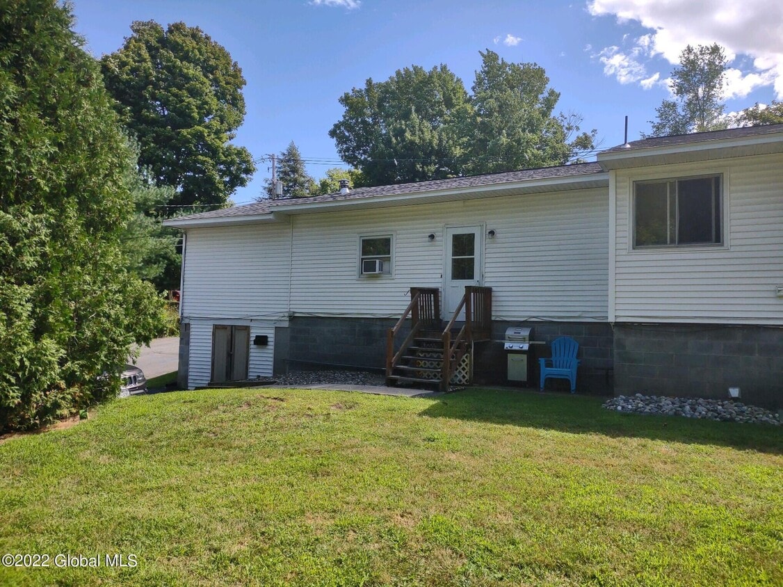 100 W High St Unit 3, Ballston Spa, NY 12020 Room for Rent in