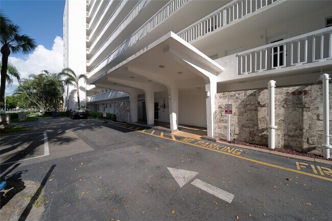 Foto del edificio - 2555 NE 11th St