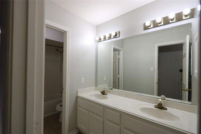 Foto del edificio - 13607 Robin Hill Ct