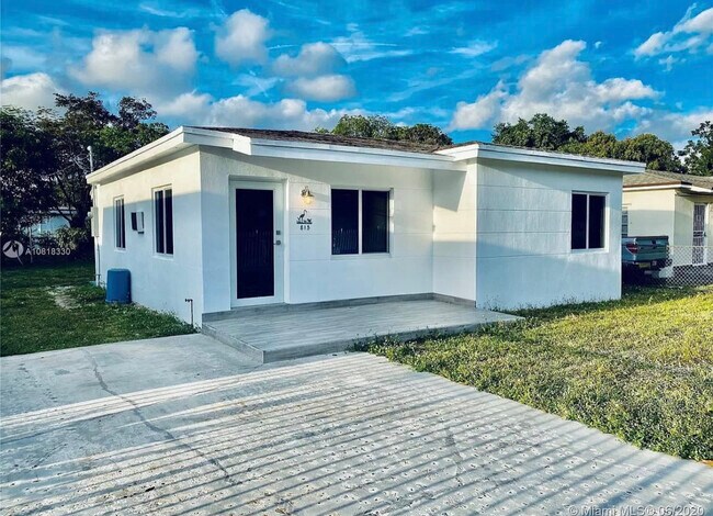 Frente de la casa - 815 NE 133rd St