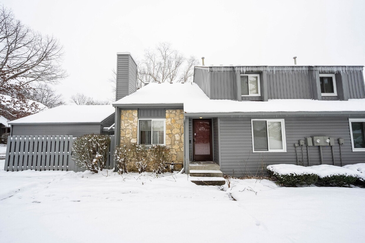 Primary Photo - "Charming 2-Bedroom Townhouse Retreat with 2 Full Baths in Fishers – Spacious 1,522 Sq Ft Living!"