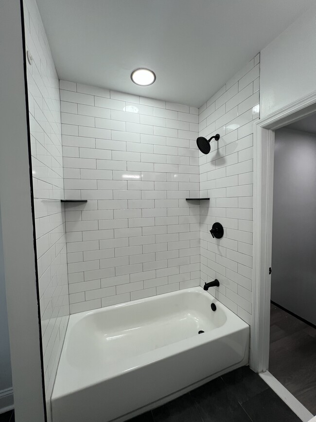 Building Photo - 225 Lloyd St