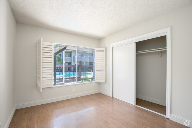 2BR, 1BA - 800SF - Shutters Apartments