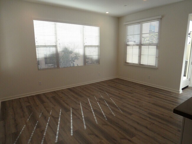 Foto del edificio - 4BR 3BA two-story condo with 2 Car Attache...