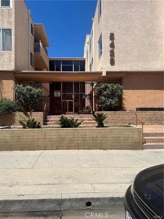 Primary Photo - 5429 Newcastle Ave