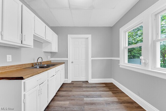 Building Photo - 13624 S Parkway Dr