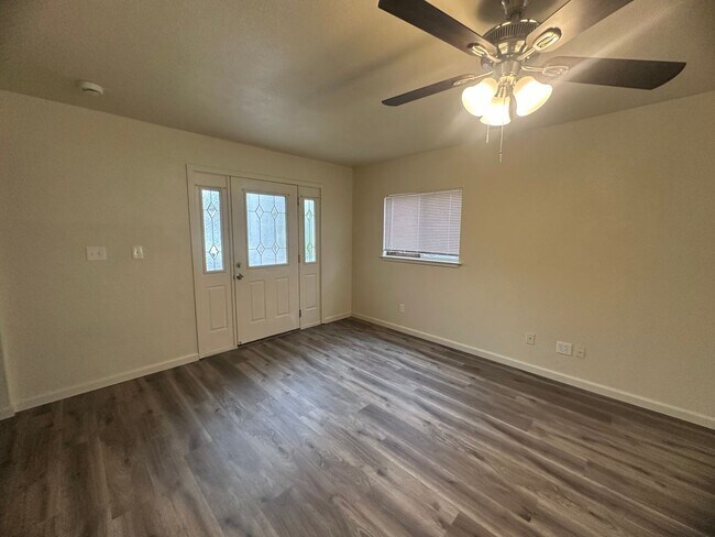 Foto del edificio - Three Bedroom 2 Bathoom with Large Yard