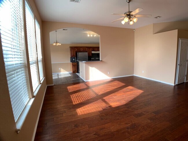 Building Photo - 3 Bed Home