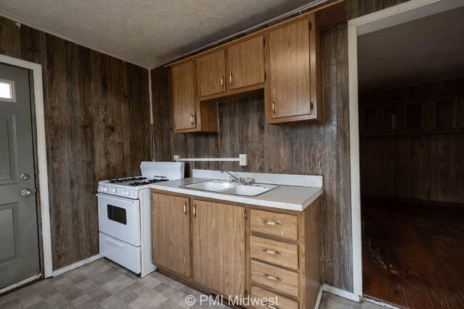 Building Photo - "Charming 1-Bedroom Retreat in Kokomo – Cozy 600 Sq Ft with Modern Comforts!"