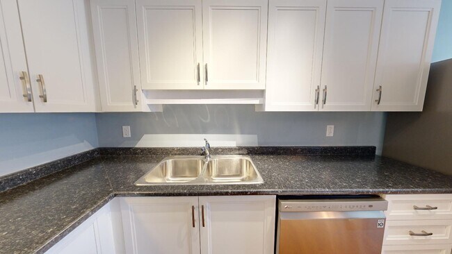 Building Photo - LOVELY  THREE BEDROOM TOWNHOME IN QUIET EN...