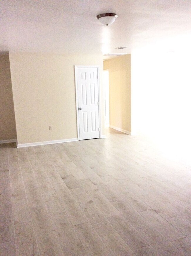 Foto del edificio - SPACIOUS NEWLY RENOVATED HOUSE