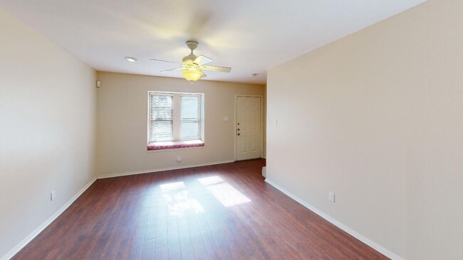 Foto del edificio - Charming 2/2.5 Condo at Canterbury Near Ba...