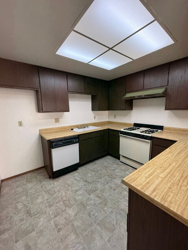 Building Photo - 6015/ 6013 Woodminster Cir