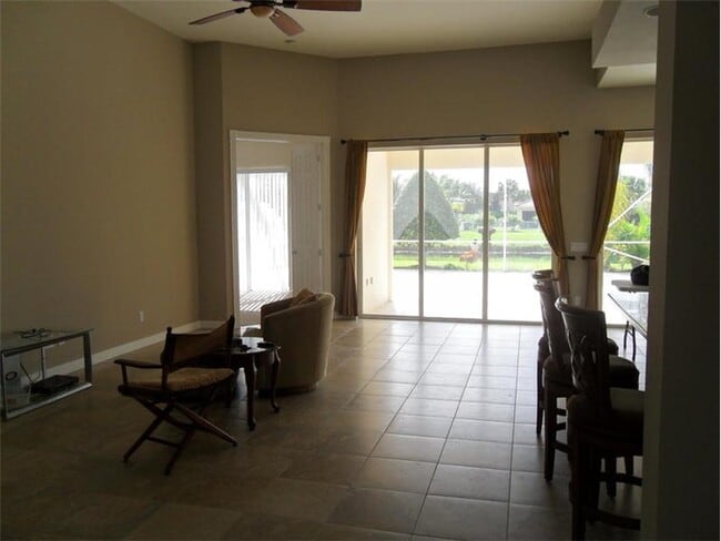 Foto del edificio - 8158 Rosalie Ln