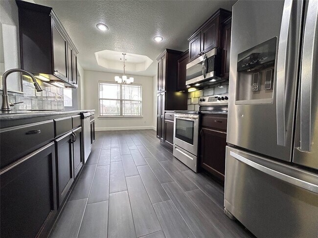 Building Photo - 910 Sunset Ln