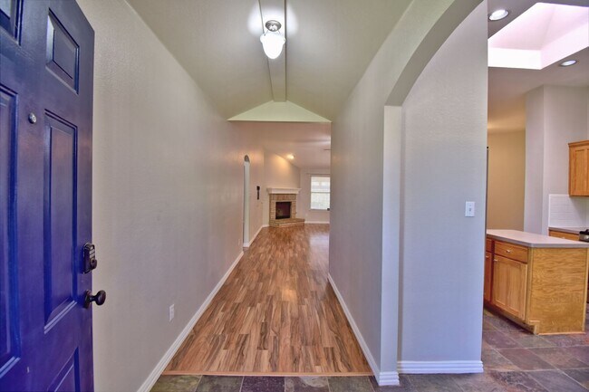 Foto del edificio - Lovely Three Bedroom House in Bohl's Place...