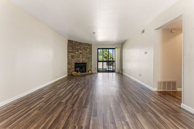 Foto del edificio - Renovated 2-Bed/2-Bath Condo in Tall Pines, Lakewood!