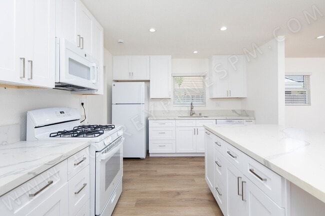Building Photo - Spacious 4 Bedroom, 2 Bath Home with Priva...