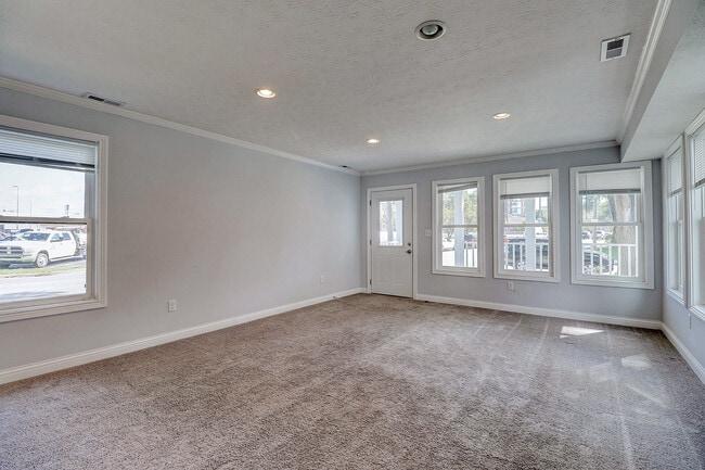 Livingroom - 952 N California St