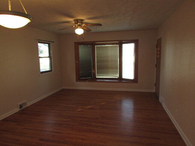 Building Photo - 4 BEDROOM | 2 BATH | DETACHED DOUBLE GARAG...