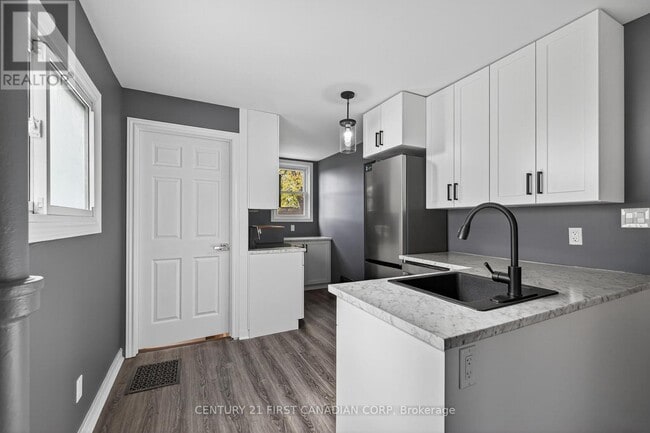 Building Photo - 117 Sterling St