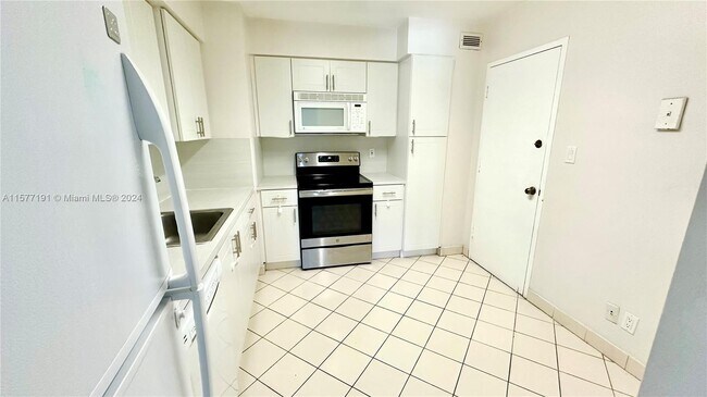 Building Photo - 9225 Collins Ave