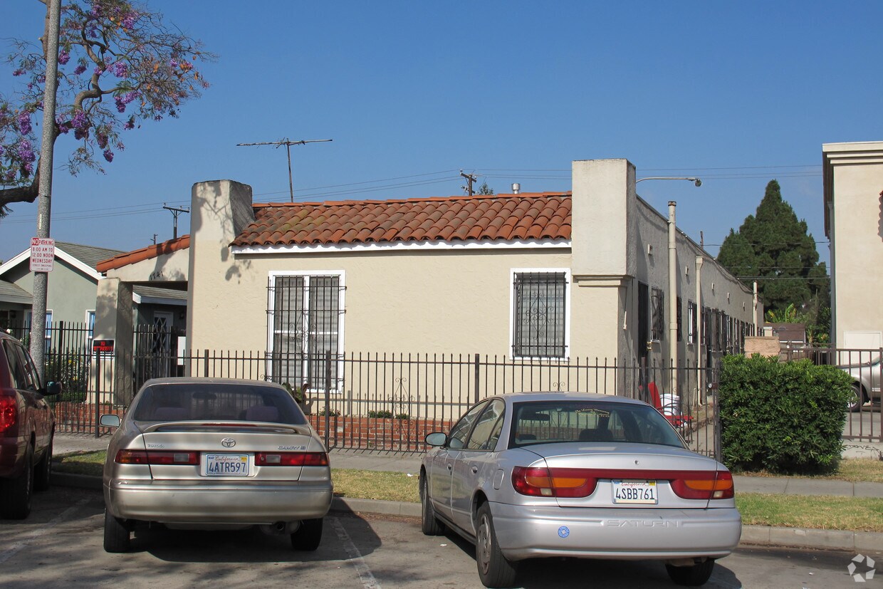 Building Photo - 1741 Chestnut Ave