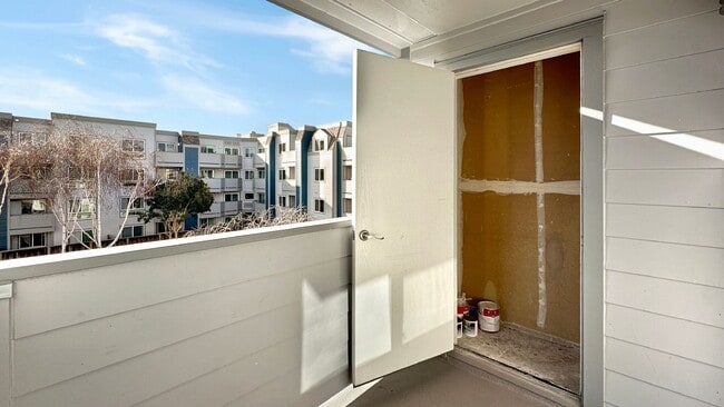 Building Photo - Sweet 1/1 condo with tons of amenities and a great location in Emeryville!