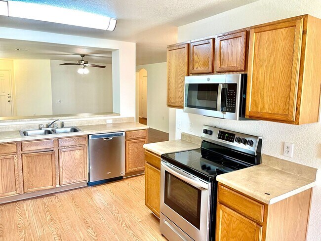 Building Photo - Home near downtown Austin and Airport!