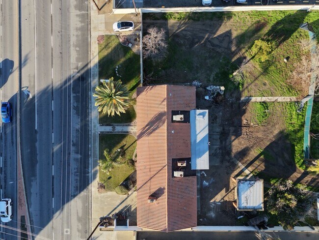 Foto del edificio - 5 -Bedroom Home for Rent in Desirable Southwest Bakersfield