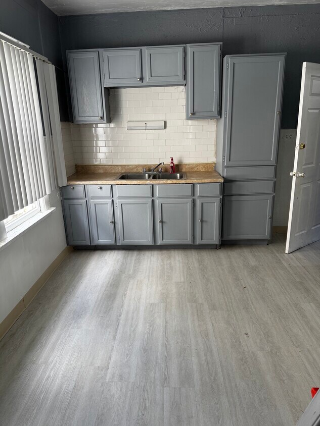 Foto del edificio - 9813 Manor Ave