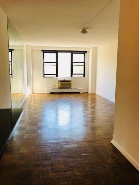 Primary Photo - 230 E 15th St