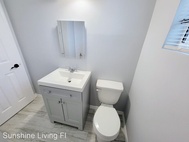 Building Photo - 3 br, 1 bath House - 206 E 45th St