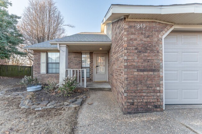 Foto del edificio - 3 BR/2.5 BA Townhome in East Fayetteville