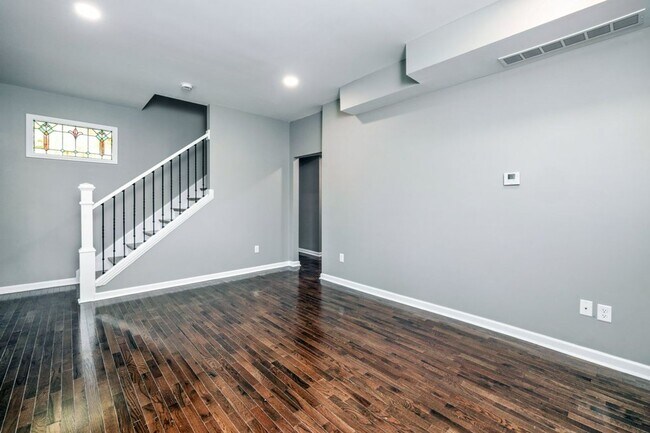 Foto del edificio - Single Family House! JUST RENOVATED! Centr...