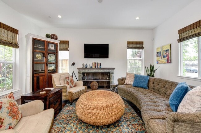 Foto del edificio - Large Spanish Mission Revival in Crocker V...