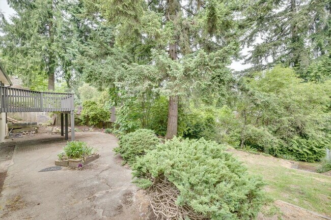 Building Photo - Spacious 3 bed 2.5 bath in Eastgate neighborhood.
