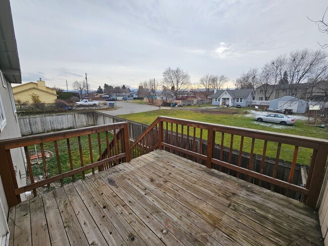 Building Photo - Newly Remodeled Duplex in the Valley