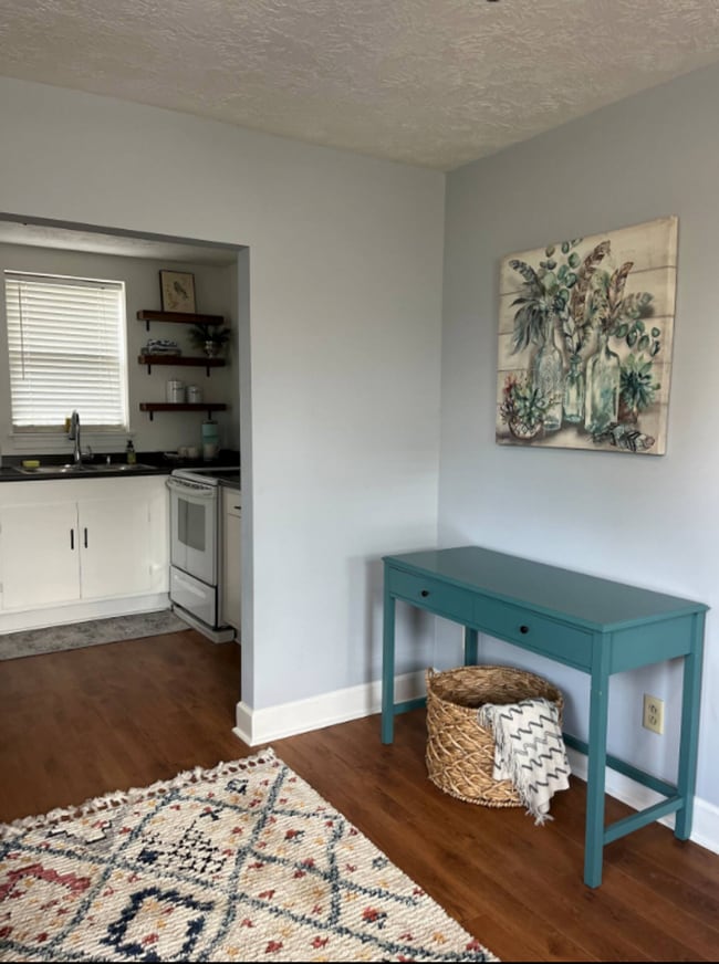Building Photo - Charming Fully Furnished 1 Bedroom Cottage...