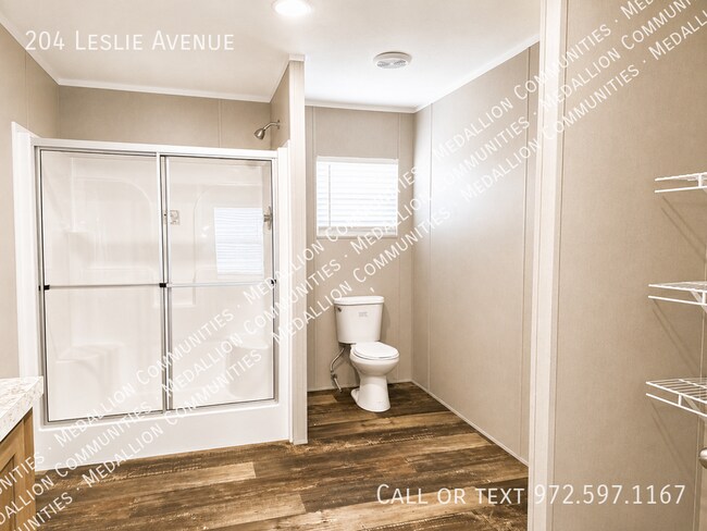 Foto del edificio - 204 Leslie Ave