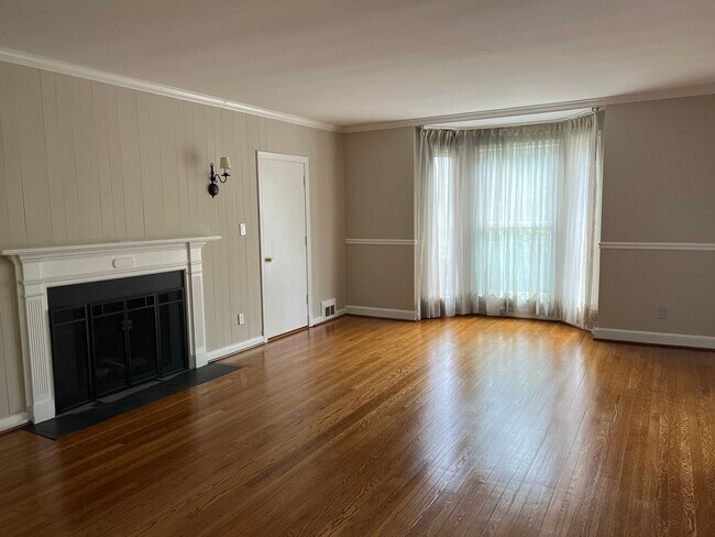 Building Photo - Charming Cape/Colonial Close to NIH, Walte...