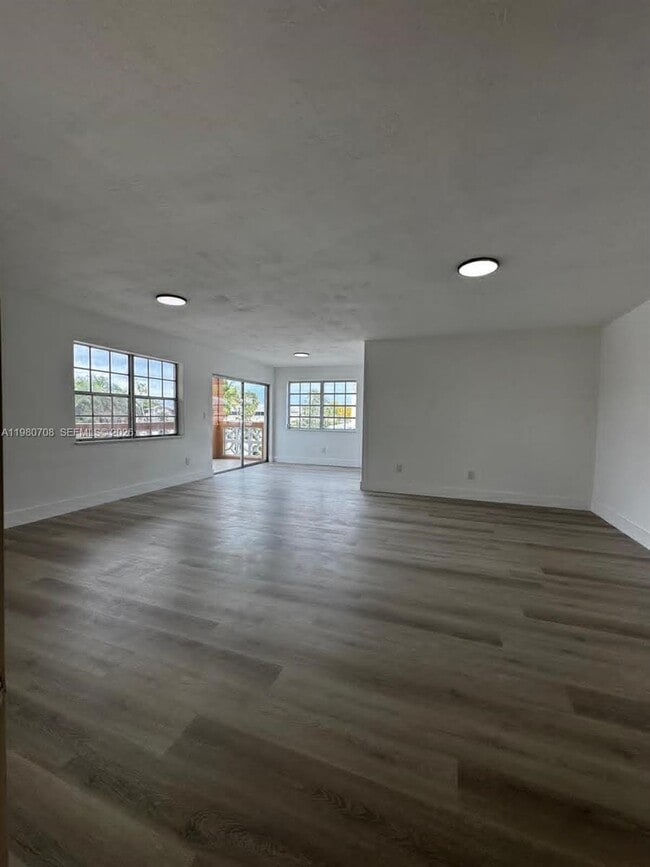 Building Photo - 11840 NE 19th Dr