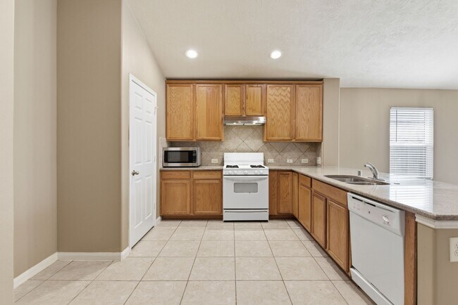 Building Photo - 1502 Stonehedge Bend Dr