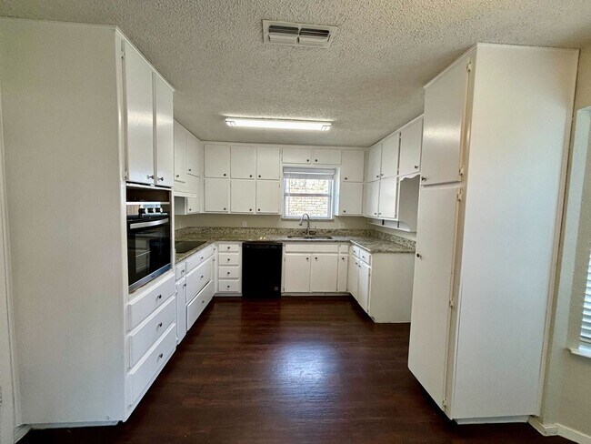 Building Photo - 3 Rooms 2 Baths Home Ready To Move In.