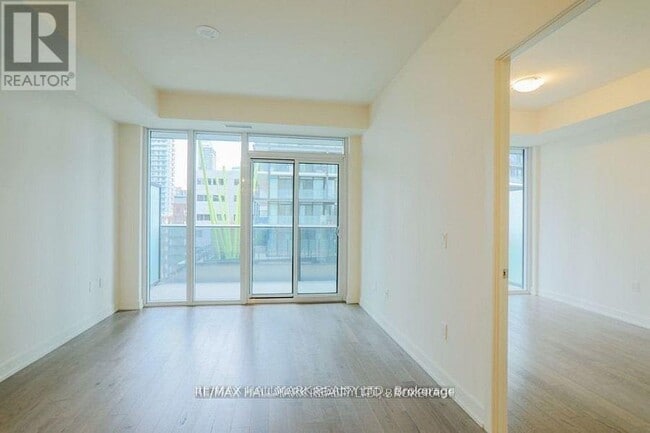 Photo du bâtiment - 330 Richmond St W