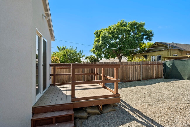 Foto del edificio - 2653 Newton Ave