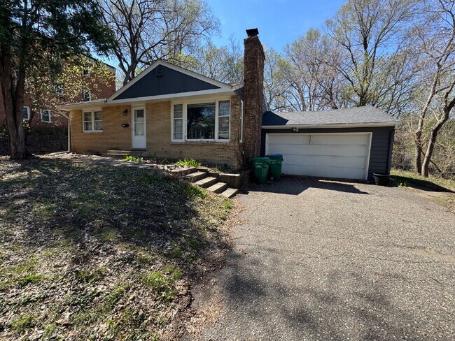Foto del edificio - Charming 3-Bed Home with Finished Basement and huge backyard.