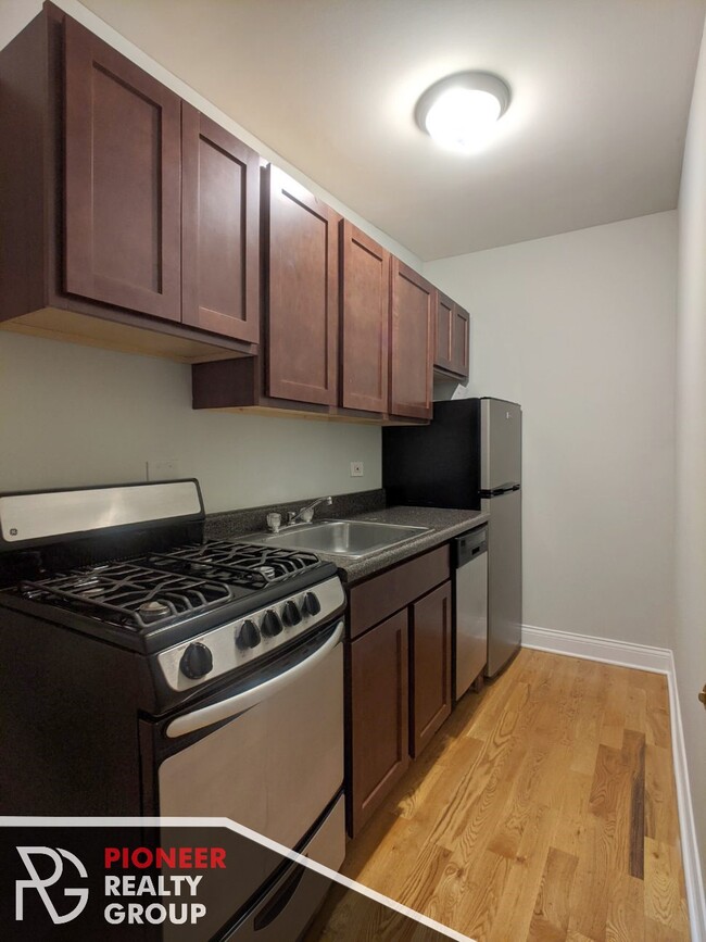 Building Photo - 813 W Cornelia Ave